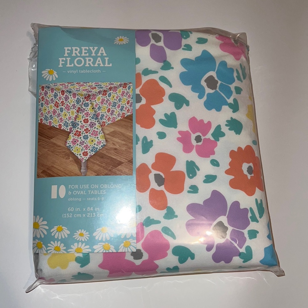 NWT Freya Floral white Tablecloth oblong & ovals 60x84